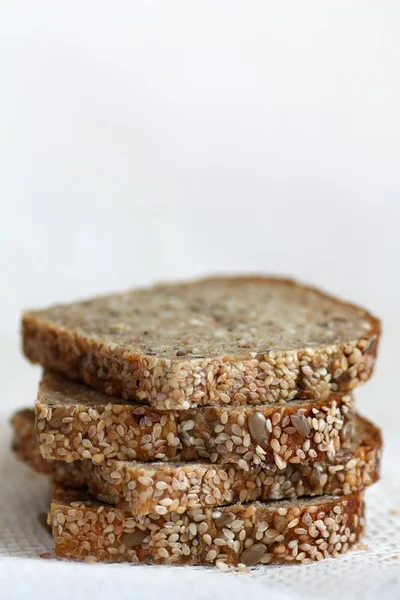 Здоровый коричневый хлеб — стоковое фото