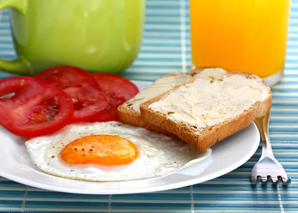 stock image Fried egg with tomatoes