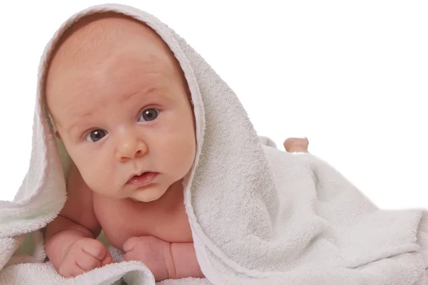 白いタオルで美しい赤ちゃん — ストック写真