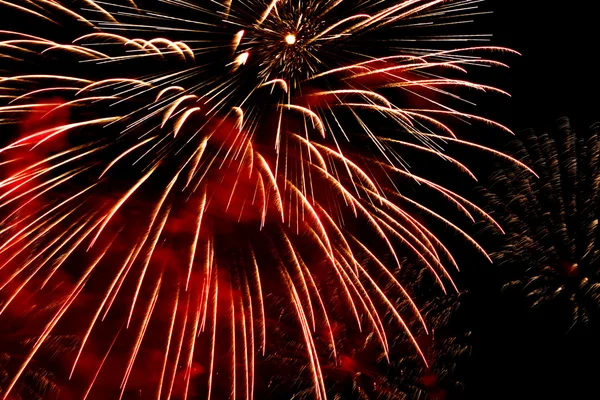Focuri de artificii flash pe cerul negru — Fotografie, imagine de stoc