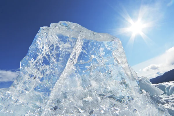 Bit av is och sol på vintern lake baikal — Stockfoto