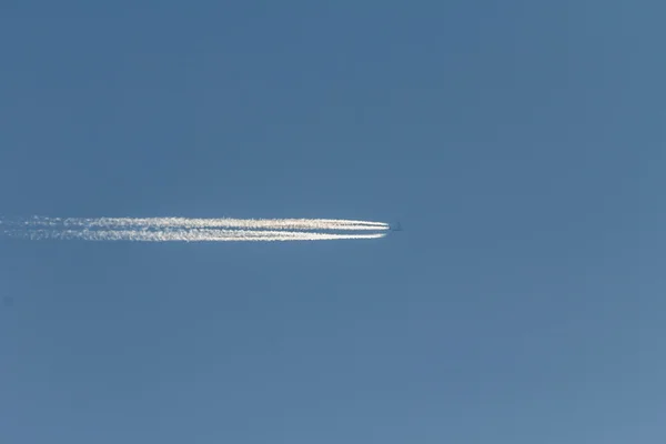 Traço de avião branco — Fotografia de Stock