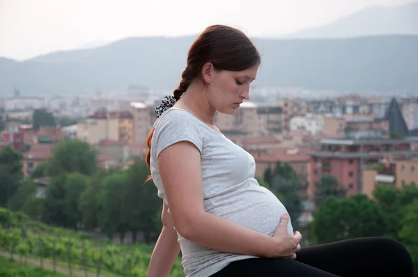 Una donna incinta. — Foto Stock