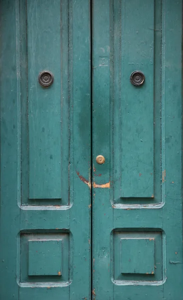 Eine alte grüne Tür — Stockfoto