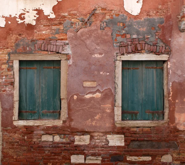 Duas janelas antigas com persianas — Fotografia de Stock