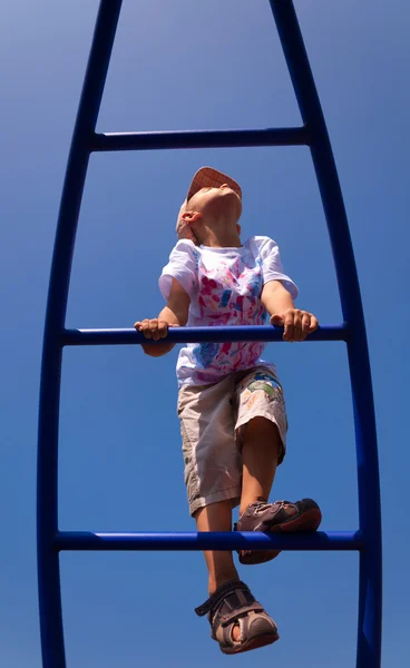 Un enfant grimpe — Photo