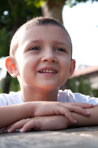 Портрет маленького улыбающегося мальчика — стоковое фото