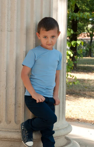 Ładny chłopiec pięciu lat — Zdjęcie stockowe