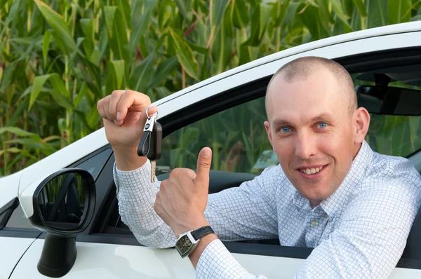 Усміхнений чоловік сидить у машині — стокове фото