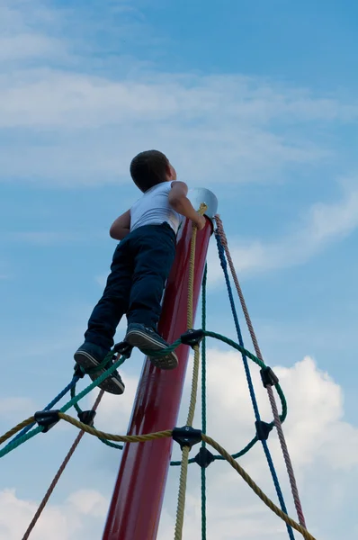 Un enfant grimpe — Photo