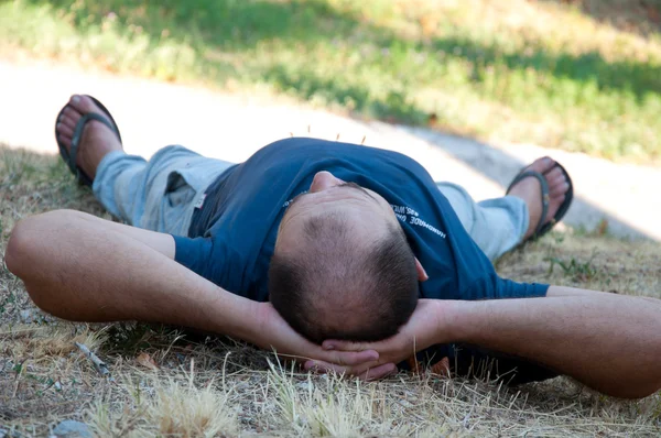 Uomo sdraiato sull'erba — Foto Stock