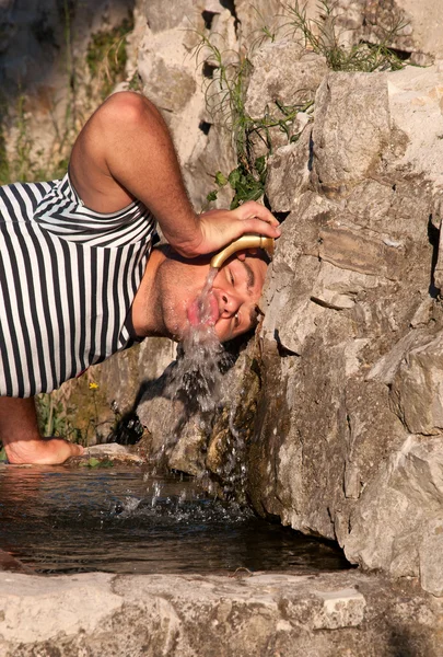 Giovane uomo acqua potabile — Foto Stock
