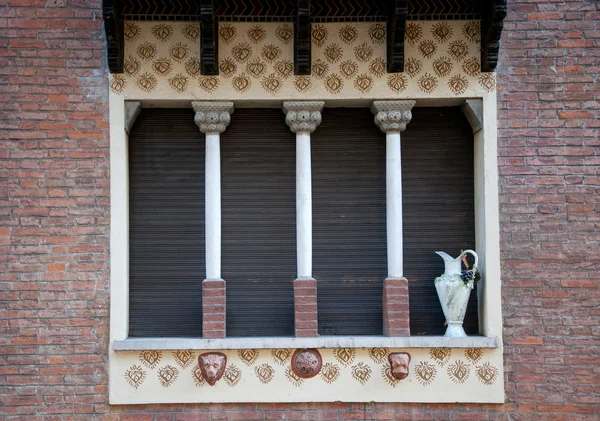 Panjurlu eski pencere — Stok fotoğraf