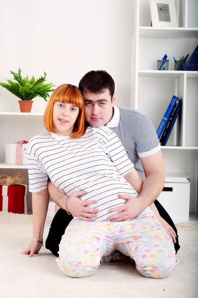 남편과 임신 아내의 초상화 — 스톡 사진