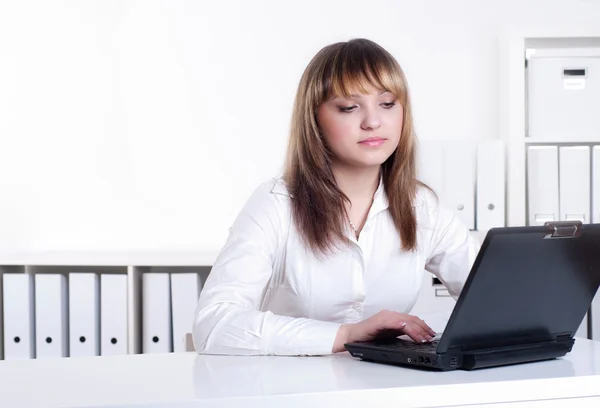 Jeune busines femme avec ordinateur portable — Photo