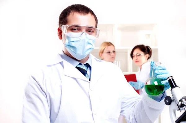 Kemist arbetar i laboratoriet — Stockfoto