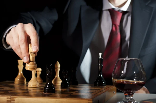 Empresario juega ajedrez —  Fotos de Stock