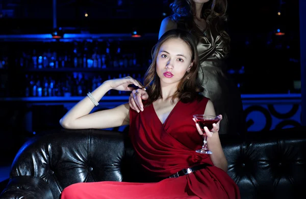 Ung kvinna har en vila med en alkoholhaltig dryck — Stockfoto
