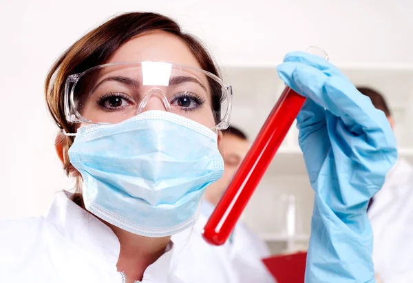Chemicus werken in het laboratorium — Stockfoto