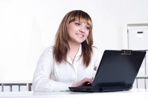 Jeune busines femme avec ordinateur portable — Photo
