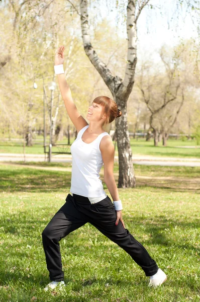 Sport exercises in the park — Stock Photo, Image