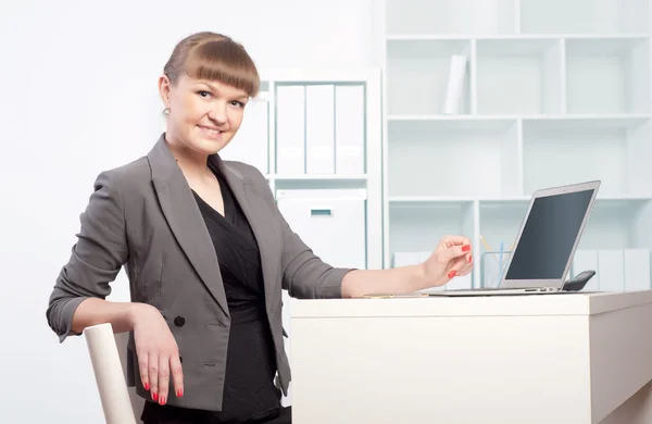 사무실에서 작동 하는 여자 — 스톡 사진