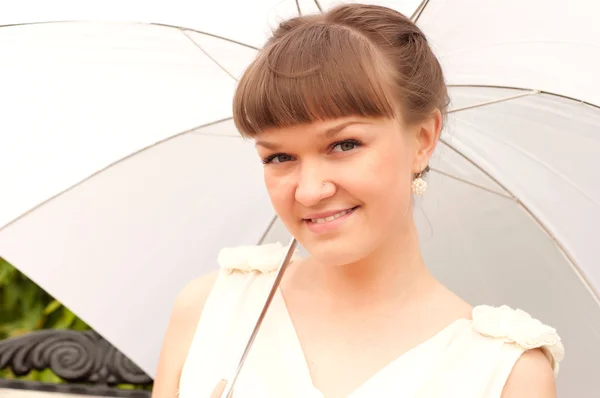 美しい若い女性は白の傘の下で — ストック写真