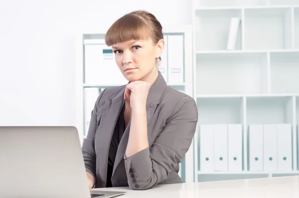 Kvinna som arbetar på kontoret — Stockfoto