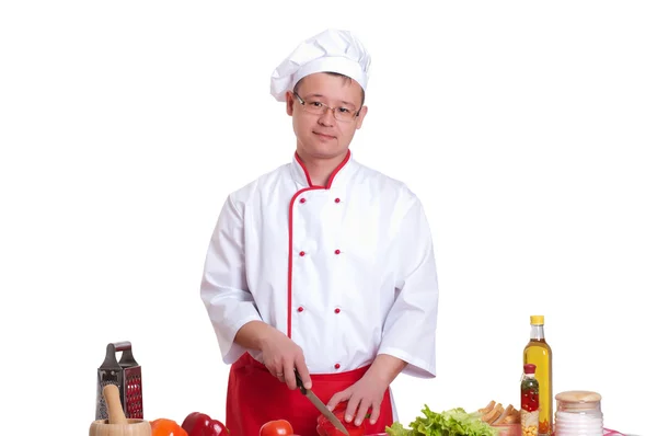 Pohledný muž vaření v kuchyni doma — Stock fotografie