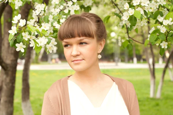Gyönyörű fiatal barna asszony a parkban — Stock Fotó
