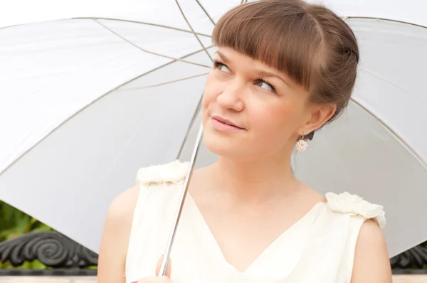 Piękna młoda kobieta pod biały parasol — Zdjęcie stockowe
