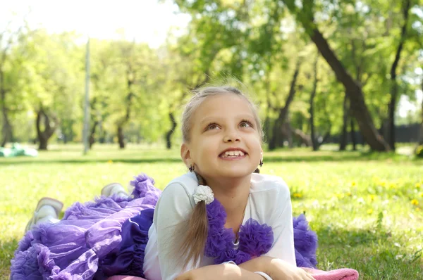 Portrait of a girl in a summer park — Stock Photo, Image