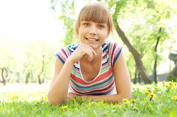 Портрет красивой женщины в летнем парке — стоковое фото