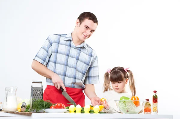 Πατέρας και κόρη μαγειρεύουν μαζί — Φωτογραφία Αρχείου