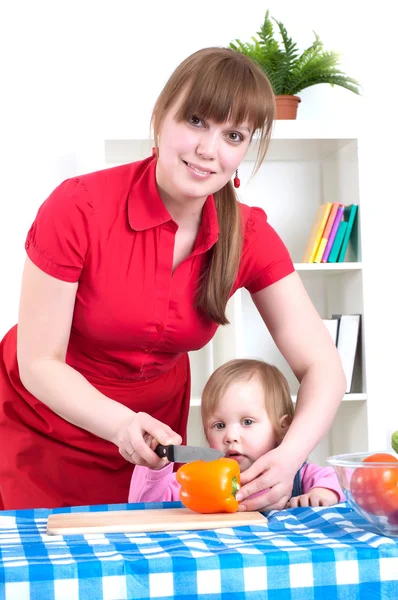 Mulher trabalhando na cozinha com criança — Fotografia de Stock