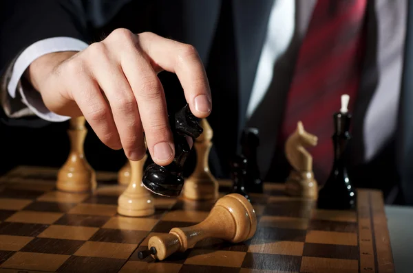 Empresário joga xadrez — Fotografia de Stock
