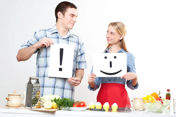 Paar hält einen Teller mit Schildern — Stockfoto