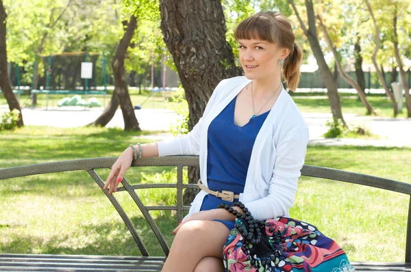 Portrait of a beautiful woman in summer park — Stock Photo, Image