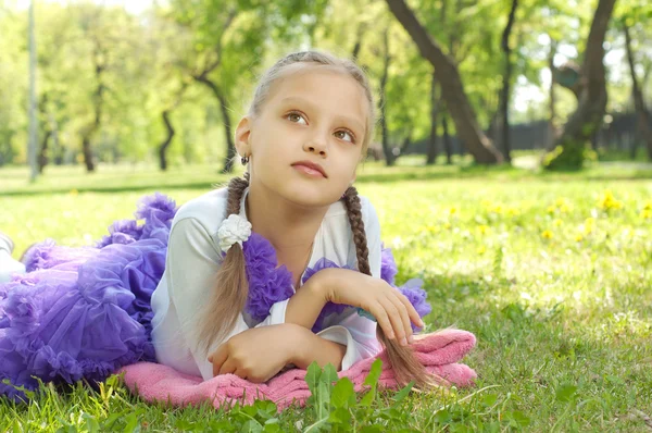 Portret van een meisje in een zomer park — Stockfoto
