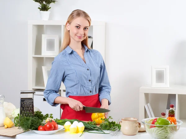 Retrato de una mujer cocinando verduras — Foto de Stock