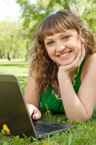 Kvinna, som arbetar med en bärbar dator — Stockfoto