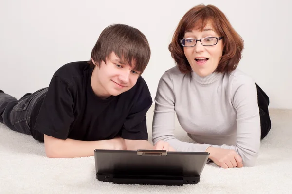 Mãe e filho estão juntos, trabalham com computador. — Fotografia de Stock