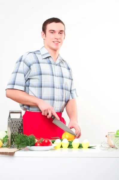 Genç bir adam portresi yemek yapmak — Stok fotoğraf