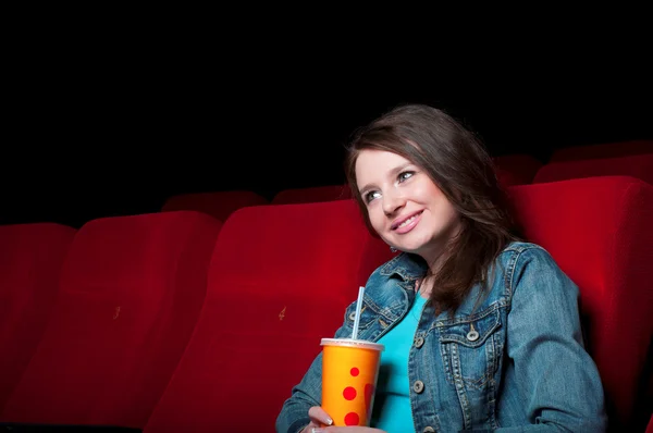 ผู้หญิงในโรงหนัง — ภาพถ่ายสต็อก