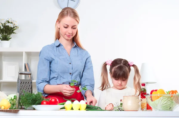 Familie maaltijd maken — Stockfoto