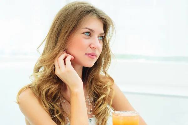 Retrato de una linda mujer en un café de la ciudad —  Fotos de Stock