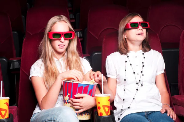 Duas garotas assistindo um filme no cinema — Fotografia de Stock