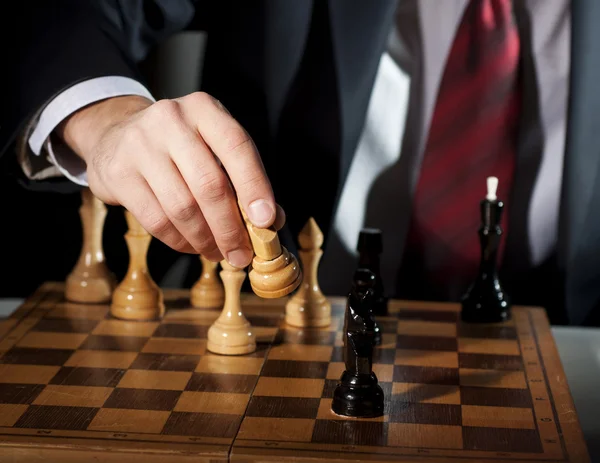 Biznesmen gra w szachy — Zdjęcie stockowe