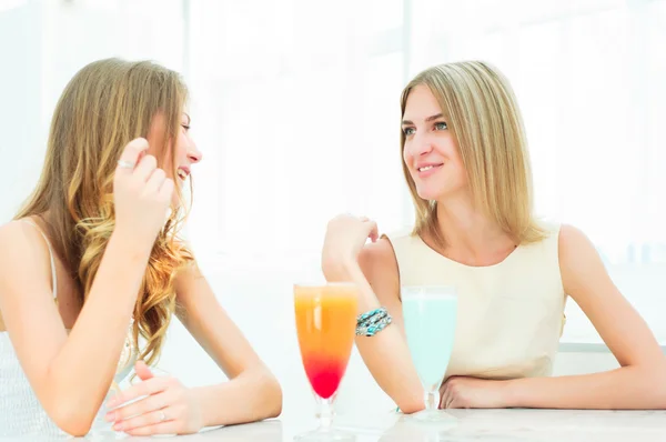 Две красивые женщины болтают в кафе — стоковое фото