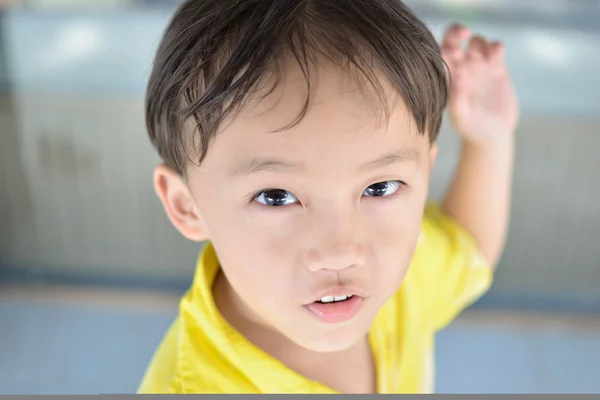 Sarı tişört çocuk — Stok fotoğraf